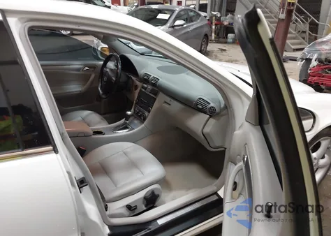 2005 Mercedes-Benz C 230 Kompressor Sport из США, поврежденный, VIN WDBRF40J25F710543